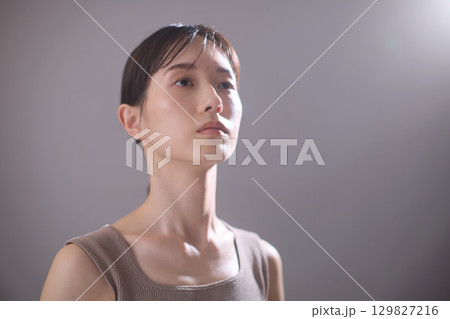 ビューティーイメージ 若い女性のポートレート ビューティーイメージ 若い女性のポートレート 129827216