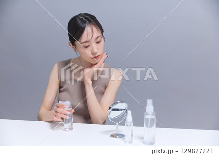 ビューティーイメージ スキンケアをする若い女性 ビューティーイメージ スキンケアをする若い女性 129827221