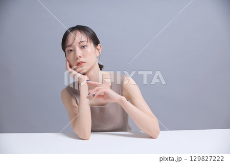 ビューティーイメージ 若い女性のポートレート ビューティーイメージ 若い女性のポートレート 129827222