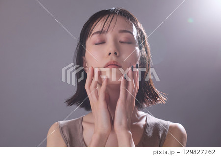 ビューティーイメージ 若い女性のポートレート 129827262