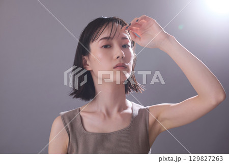 ビューティーイメージ 若い女性のポートレート 129827263
