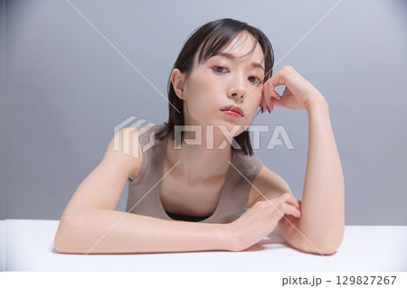 ビューティーイメージ 若い女性のポートレート 129827267