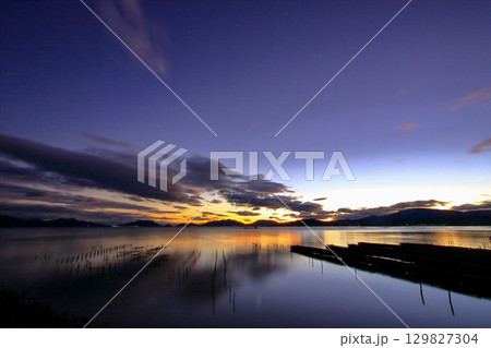 瀬戸内風景 牡蠣抑制棚や島々のシルエット 瀬戸内風景 牡蠣抑制棚や島々のシルエット 129827304