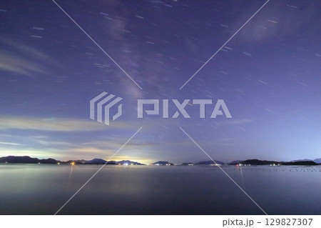 夜の安芸津町(東広島市)から とびしま海道方面を望む 129827307