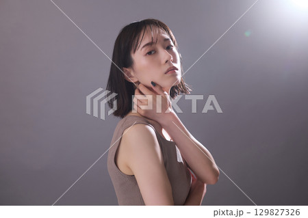 ビューティーイメージ 若い女性のポートレート ビューティーイメージ 若い女性のポートレート 129827326