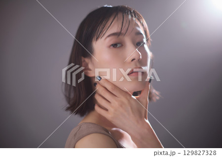 ビューティーイメージ 若い女性のポートレート ビューティーイメージ 若い女性のポートレート 129827328