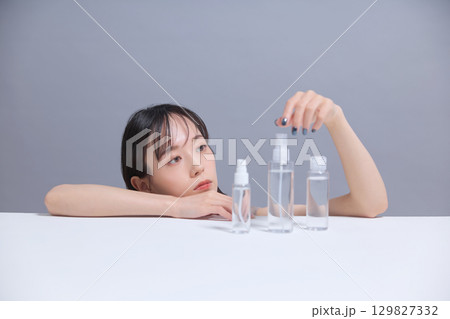 ビューティーイメージ 基礎化粧品と若い女性 129827332