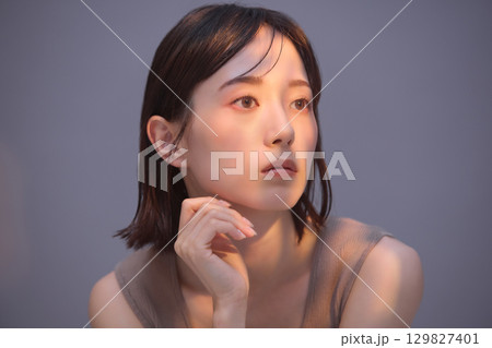 ビューティーイメージ 若い女性のポートレート 129827401