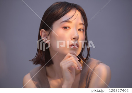 ビューティーイメージ 若い女性のポートレート 129827402