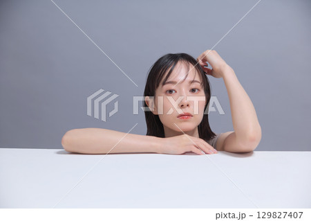 ビューティーイメージ 若い女性のポートレート 129827407
