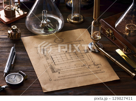 スチームパンクな研究所に茶けた何かの図面 129827411