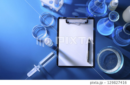 青の光の染まる研究所に白い紙 129827416