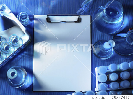 青の光の染まる研究所に白い紙 129827417