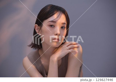 ビューティーイメージ 若い女性のポートレート 129827446