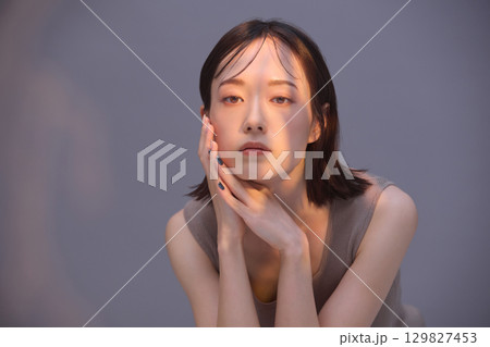 ビューティーイメージ 若い女性のポートレート 129827453