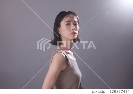 ビューティーイメージ 若い女性のポートレート 129827454