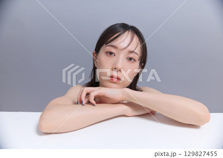 ビューティーイメージ 若い女性のポートレート ビューティーイメージ 若い女性のポートレート 129827455