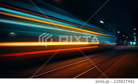 夜の街を走る路面電車と光の軌跡 129827482