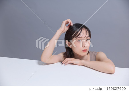 ビューティーイメージ 若い女性のポートレート 129827490