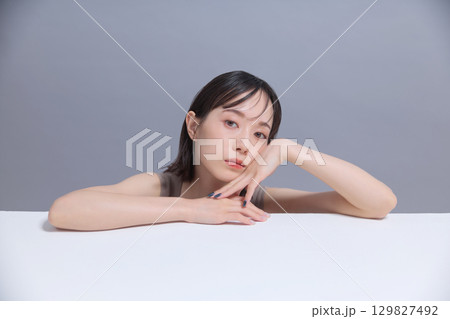 ビューティーイメージ 若い女性のポートレート 129827492