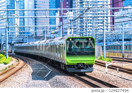 日本の東京都市景観 山手線（品川・渋谷方面。先頭車両）などを望む。（田町駅ー高輪ゲートウェイ駅間） 129827494
