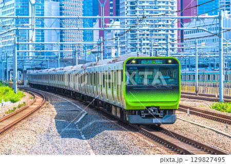 日本の東京都市景観 山手線（品川・渋谷方面。先頭車両）などを望む。（田町駅ー高輪ゲートウェイ駅間） 129827495