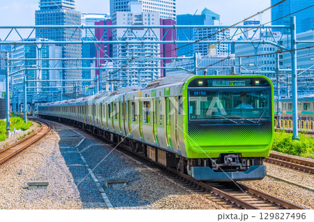 日本の東京都市景観 山手線(品川・渋谷方面。先頭車両)などを望む。(田町駅ー高輪ゲートウェイ駅間) 日本の東京都市景観 山手線(品川・渋谷方面。先頭車両)などを望む。(田町駅ー高輪ゲートウェイ駅間) 129827496