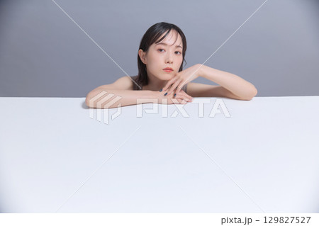 ビューティーイメージ 若い女性のポートレート 129827527