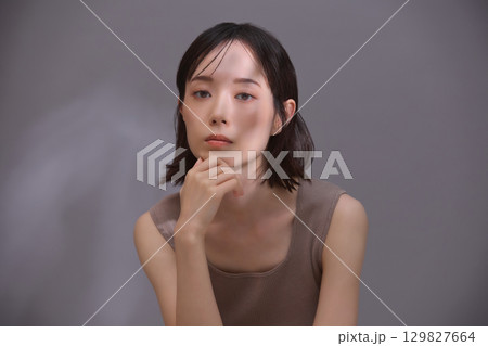 ビューティーイメージ 若い女性のポートレート 129827664