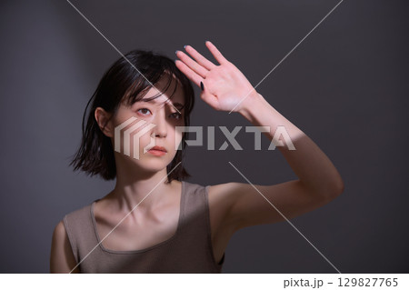 ビューティーイメージ 若い女性のポートレート 129827765