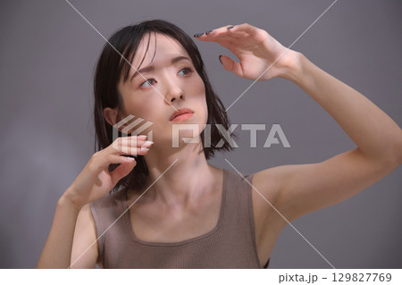 ビューティーイメージ 若い女性のポートレート 129827769