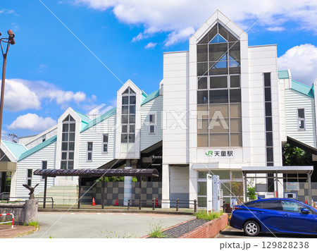 爽やかな青空の天童駅西口・山形県天童市 129828238