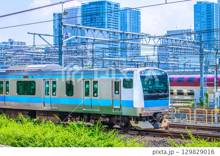 日本の東京都市景観 京浜東北線などを望む。（田町ー高輪ゲ…間）。右はSUNRISE EXPRESS 129829016