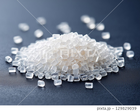 透明なプラスチック樹脂ペレットのクローズアップ	 129829039