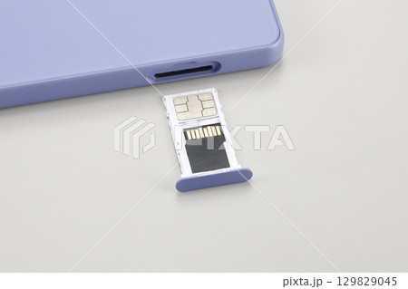 スマホのSIMとmicroSDのカードスロット 129829045