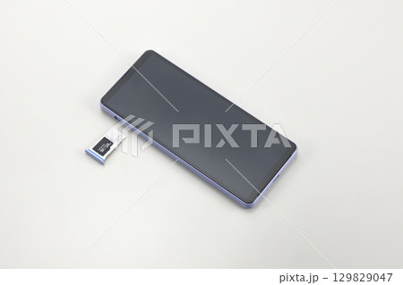 スマホのSIMとmicroSDのカードスロット スマホのSIMとmicroSDのカードスロット 129829047