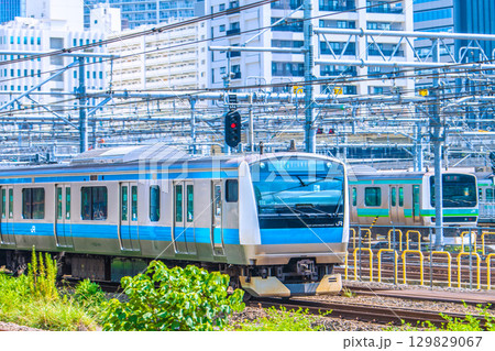 日本の東京都市景観 京浜東北線（先頭車両）などを望む。（田町駅ー高輪ゲートウェイ駅間） 129829067