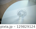 水の入ったグラス 水の入ったグラス 129829124