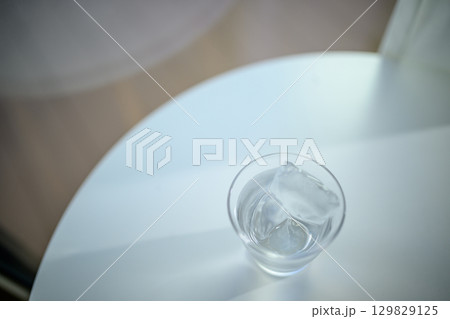 水の入ったグラス 129829125