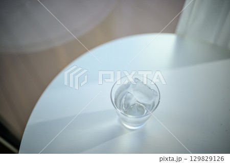 水の入ったグラス 129829126