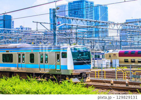 日本の東京都市景観 京浜東北線などを望む。(田町ー高輪ゲ…間)。右はSUNRISE EXPRESS 日本の東京都市景観 京浜東北線などを望む。(田町ー高輪ゲ…間)。右はSUNRISE EXPRESS 129829131