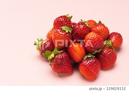 ピンク背景に並んだ新鮮ないちご 129829132