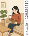 リビングで猫と一息つく女性2 129829510