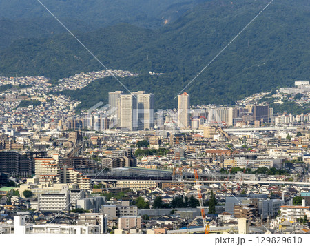五月山から見る兵庫県宝塚市の街並み 129829610