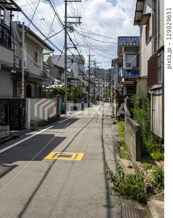 朝日が射し込む住宅街の風景 朝日が射し込む住宅街の風景 129829651