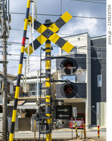 古い踏切の警報器 129829708