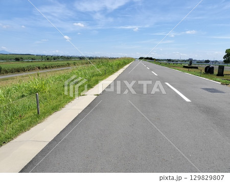 青空と直線道路　夏 129829807