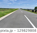 夏　青空　直線道路 129829808