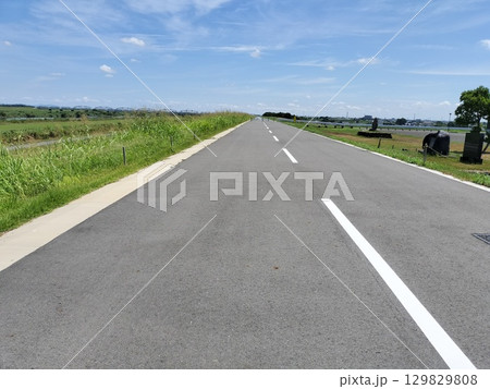 夏　青空　直線道路 129829808