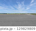夏　広い空と駐車場 129829809